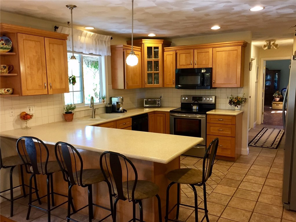 76 Hines Road Cumberland, RI 02864 - Photo 4 of 40