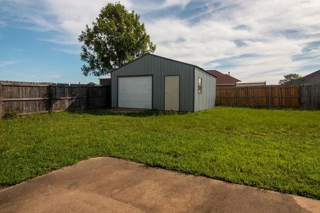 a view of a back yard of the house