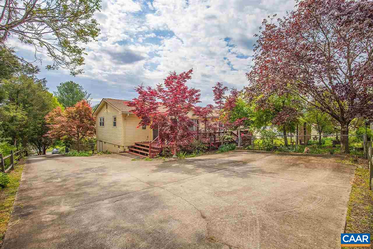 52 Morning Glory Road Ruckersville, VA 22968 - Photo 11 of 38 a backyard of a house with table and chairs
