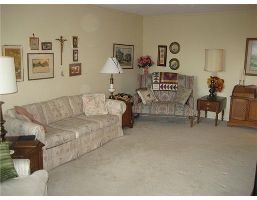 900 Washington Road, Unit 305 Mt. Lebanon, PA 15228 - Photo 6 of 12 Living Room.