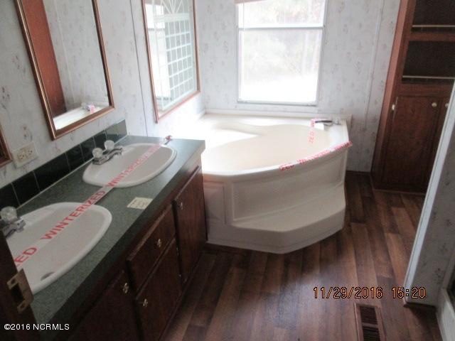 130 Pate Road New Bern, NC 28562 - Photo 8 of 15 130 Pate MBath