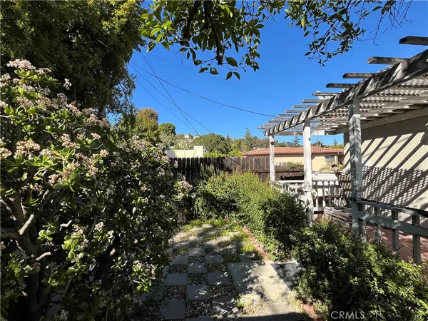 $2,199,999 | 2051 North Catalina Street, Los Angeles, CA 90027