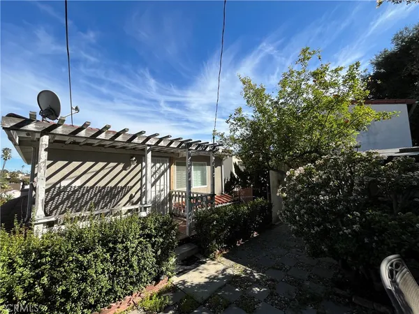 $2,199,999 | 2051 North Catalina Street, Los Angeles, CA 90027