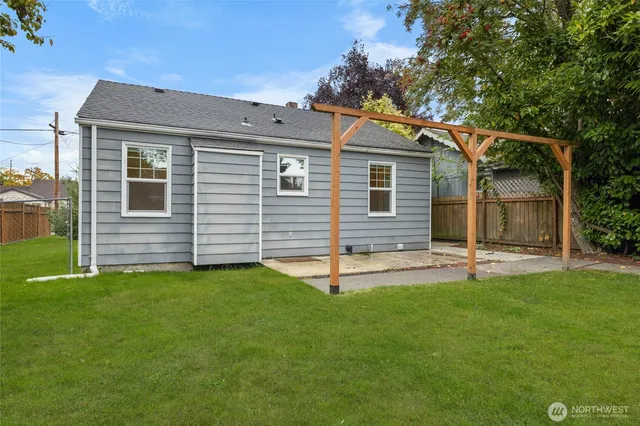 a view of a house with a backyard