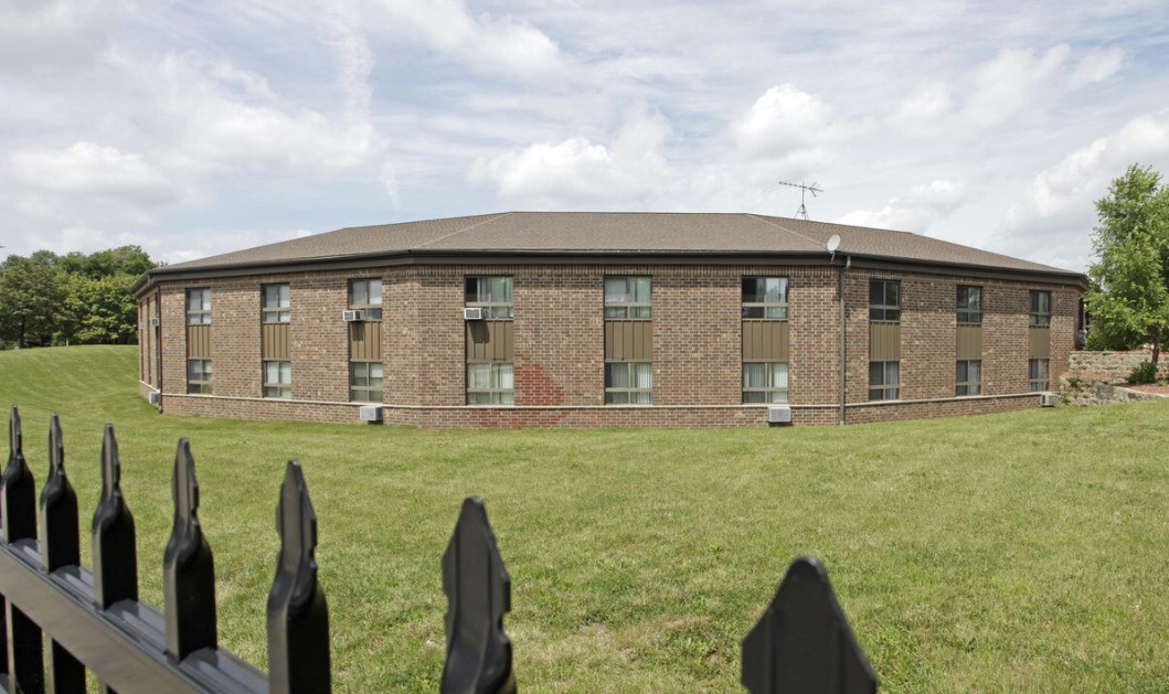 a view of a house with backyard