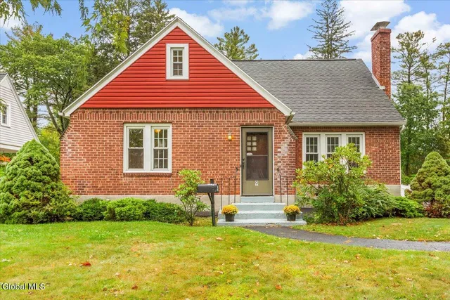 $385,000 | 9 Groesbeck Place, Bethlehem, NY 12054