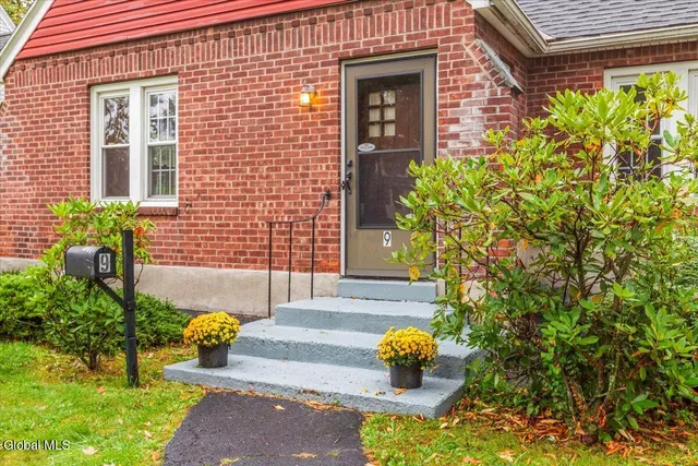 $385,000 | 9 Groesbeck Place, Bethlehem, NY 12054