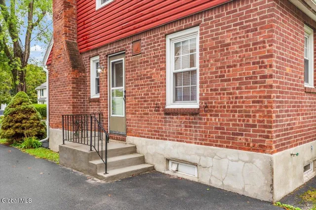 $385,000 | 9 Groesbeck Place, Bethlehem, NY 12054