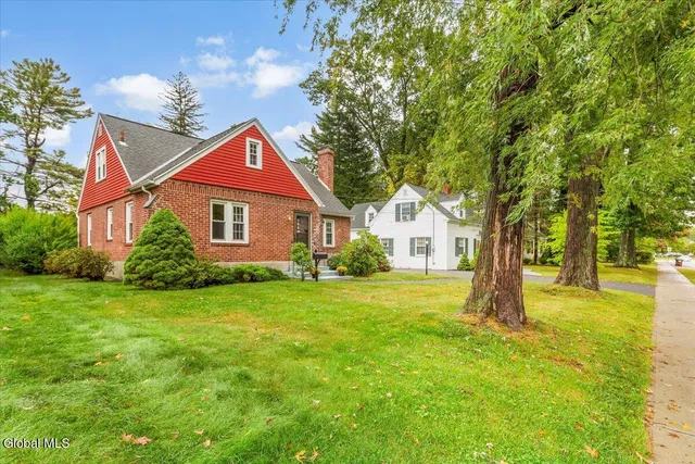 $385,000 | 9 Groesbeck Place, Bethlehem, NY 12054