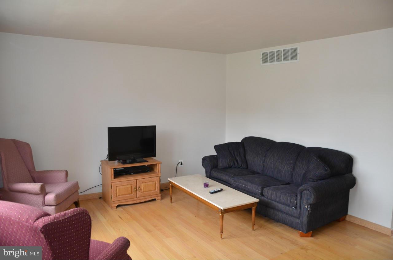 3203 Northwind Road Baltimore, MD 21234 - Photo 6 of 29 Large, sunny living room