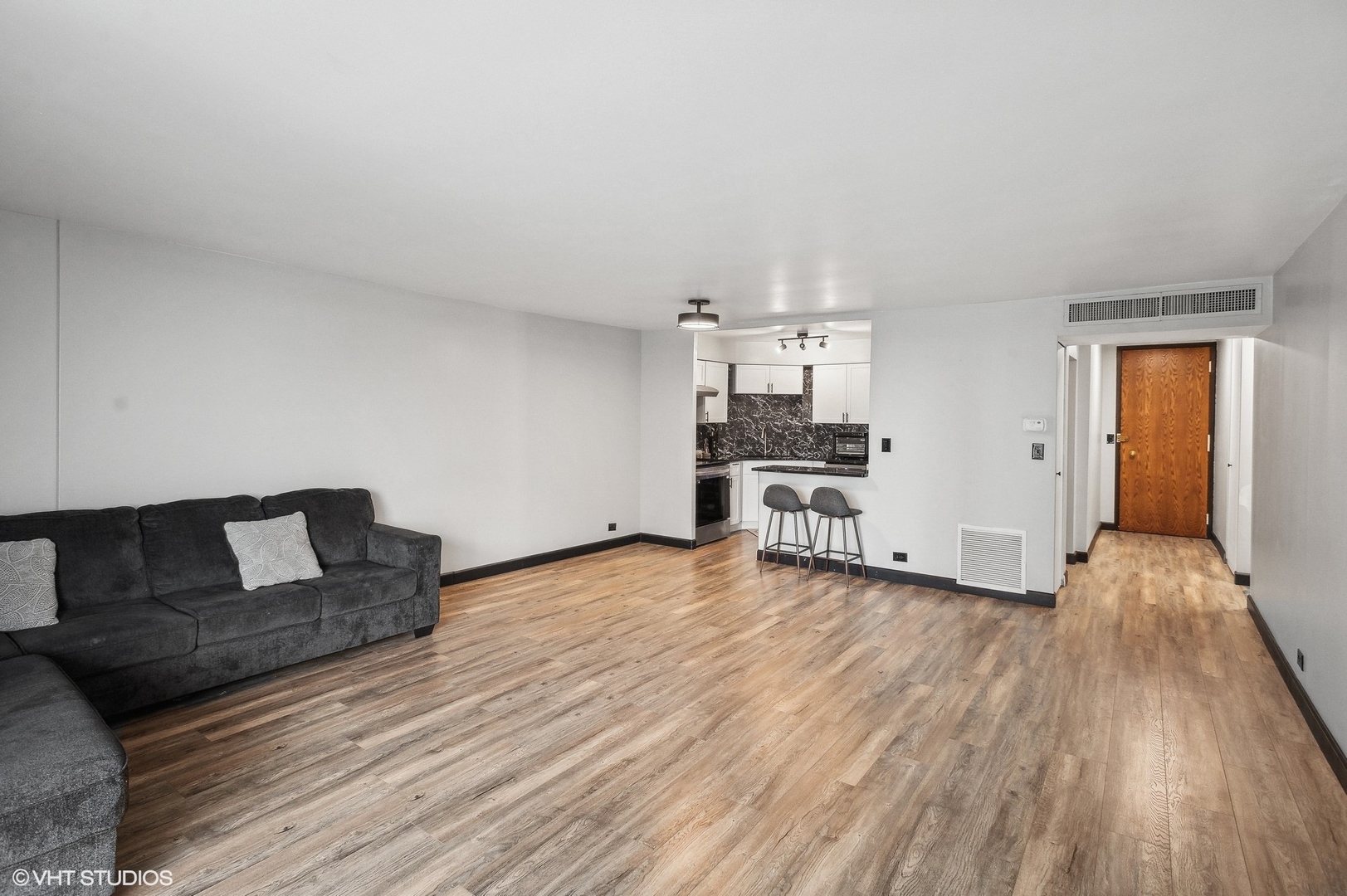 6033 North Sheridan Road, Unit 4M Chicago, IL 60660 - Photo 3 of 15 Gallery Image 3