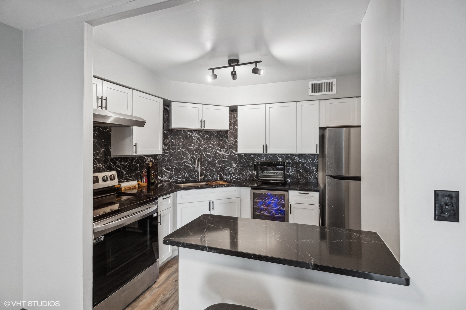 6033 North Sheridan Road, Unit 4M Chicago, IL 60660 - Photo 4 of 15 Gallery Image 4