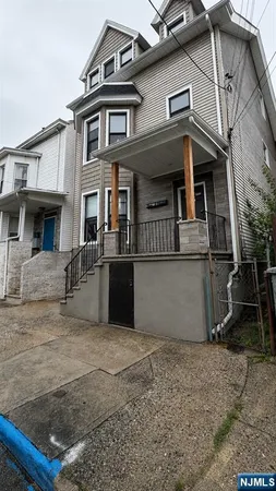 $2,500 | 25 Oak Street, Unit 2, Paterson, NJ 07501