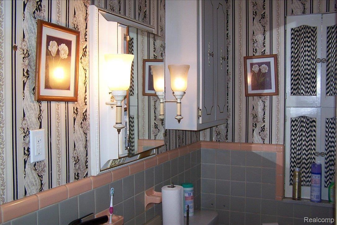 11652 Nottingham Road Detroit, MI 48224 - Photo 6 of 18 100_3997