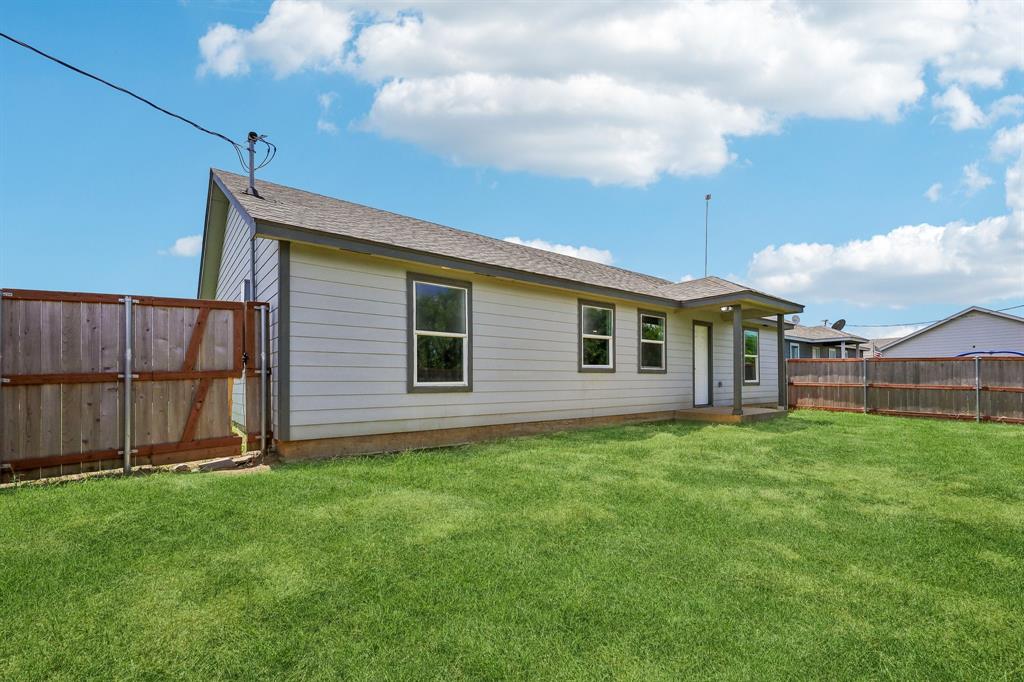 433 Whitney Court Rio Vista, TX 76093 - Photo 26 of 27 a backyard of a house with lots of green space
