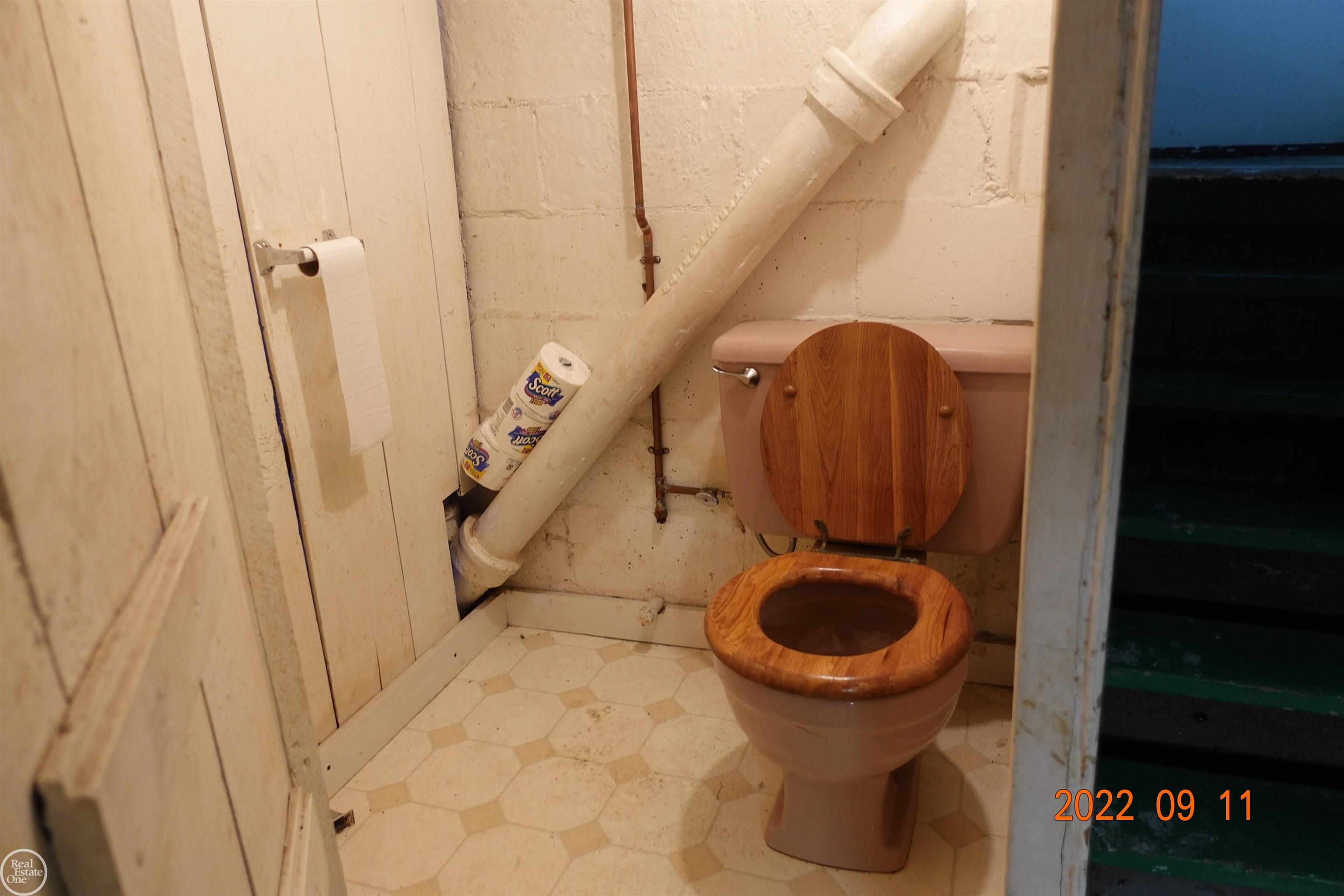 21603 Twelve Mile Road St. Clair Shores, MI 48081 - Photo 13 of 41