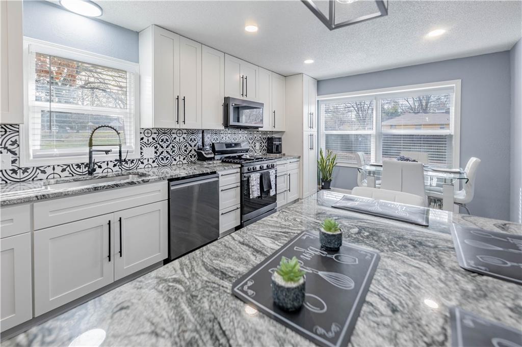 10105 East 35th Street South Independence, MO 64052 - Photo 13 of 34