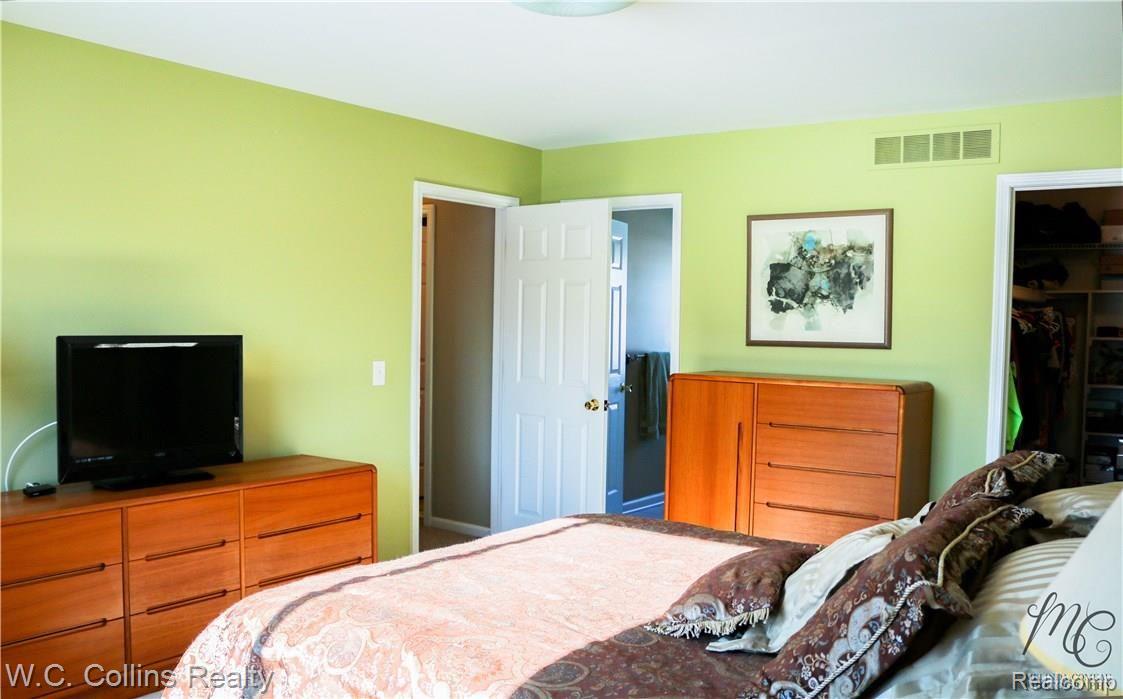 1168 Ridgeview Circle Lake Orion, MI 48362 - Photo 16 of 34 Master Bedroom