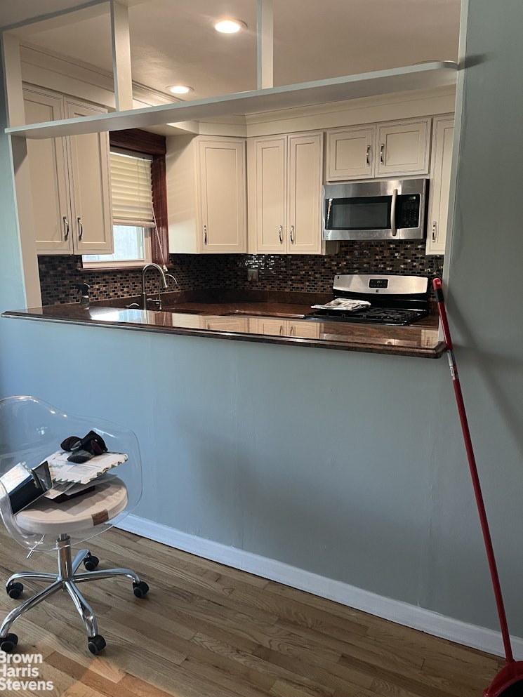 2524 Radcliff Avenue Bronx, NY 10469 - Photo 3 of 16