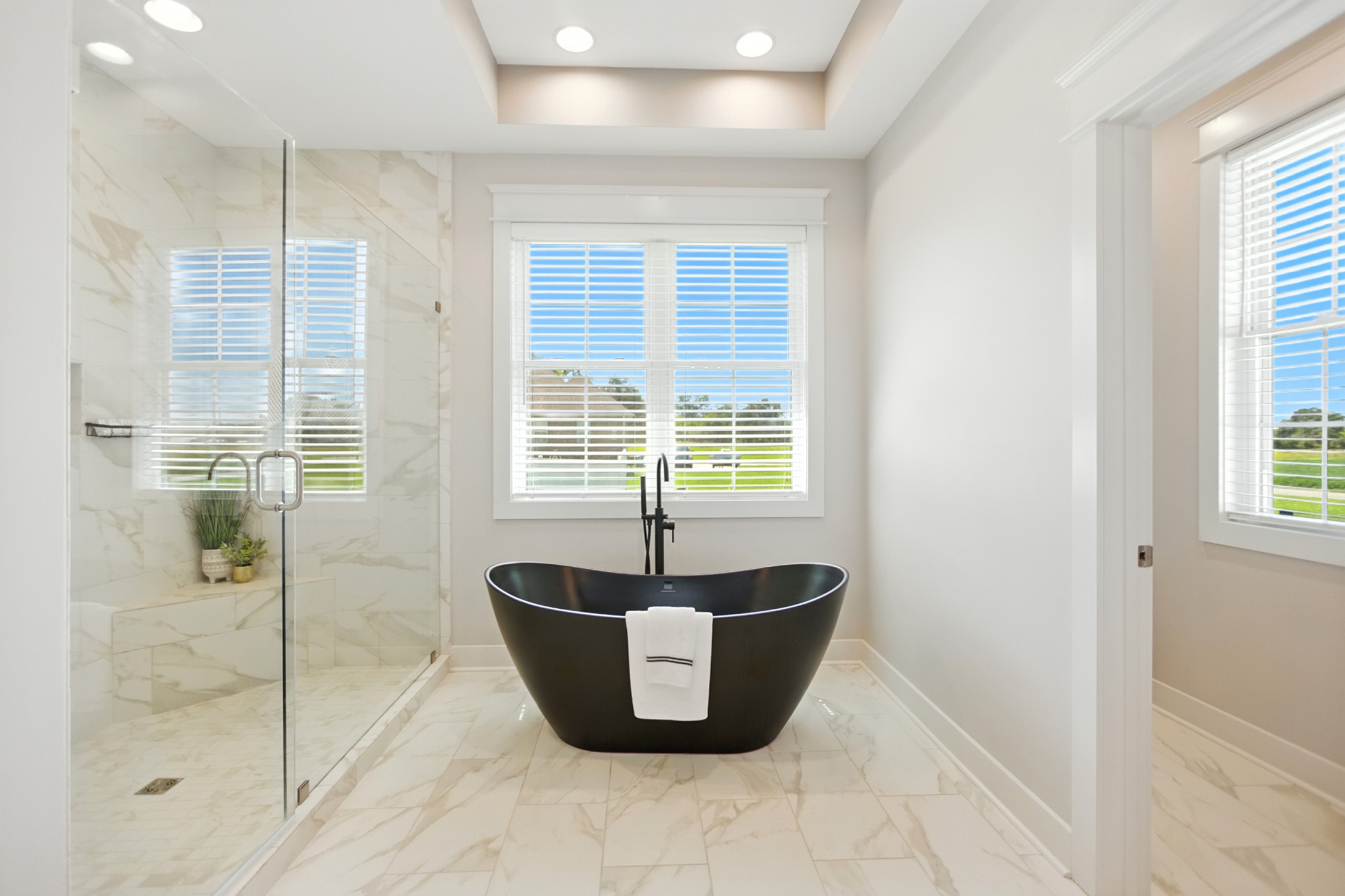 74 Holt Lane Tullahoma, TN 37388 - Photo 38 of 72 a living room with a couch and a potted plant