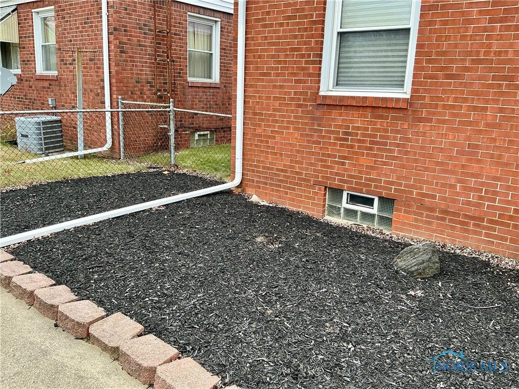 3537 Sherbrooke Road Toledo, OH 43613 - Photo 6 of 42 flower bed