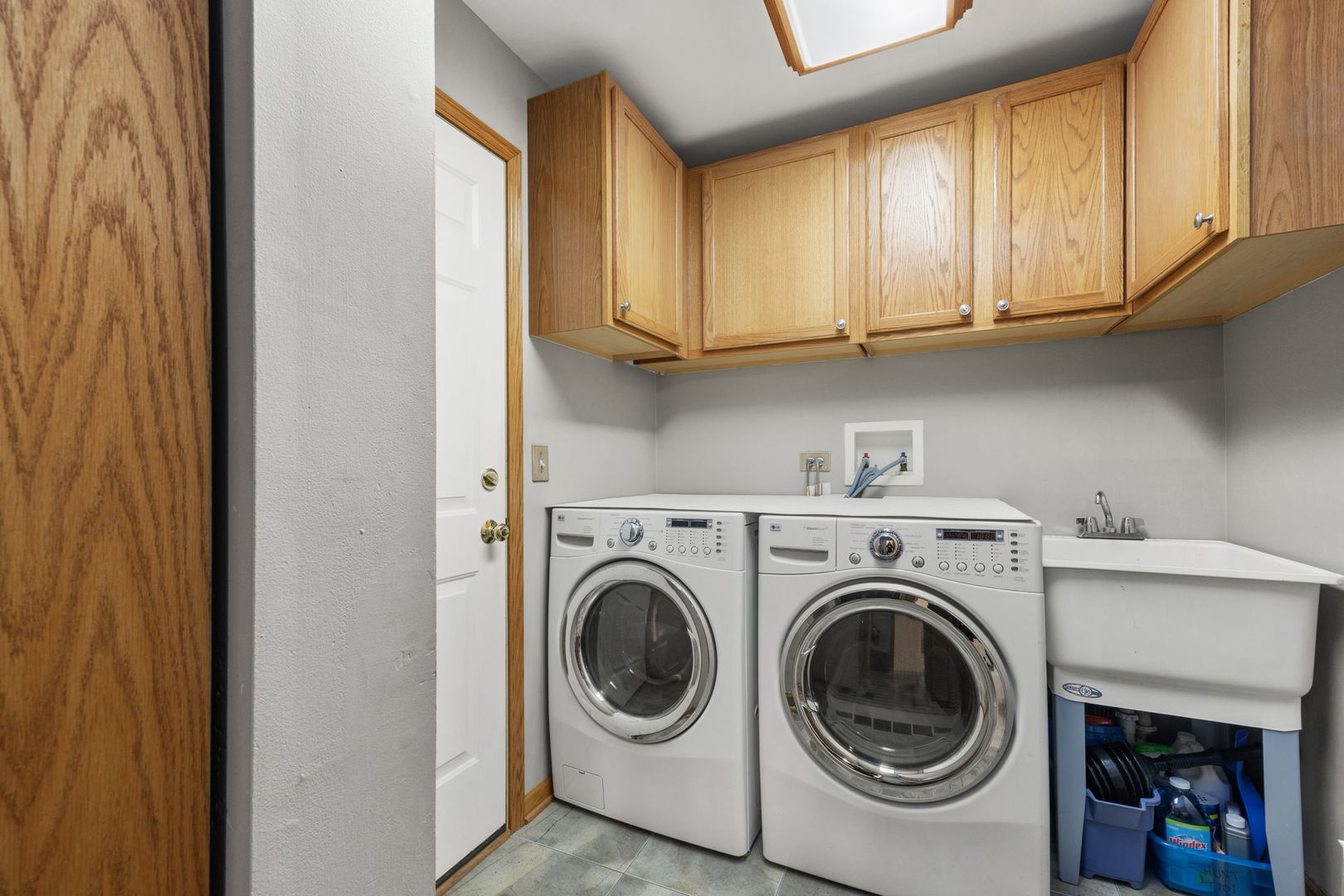 33 Forestview Lane Aurora, IL 60502 - Photo 14 of 27 a utility room with dryer and washer