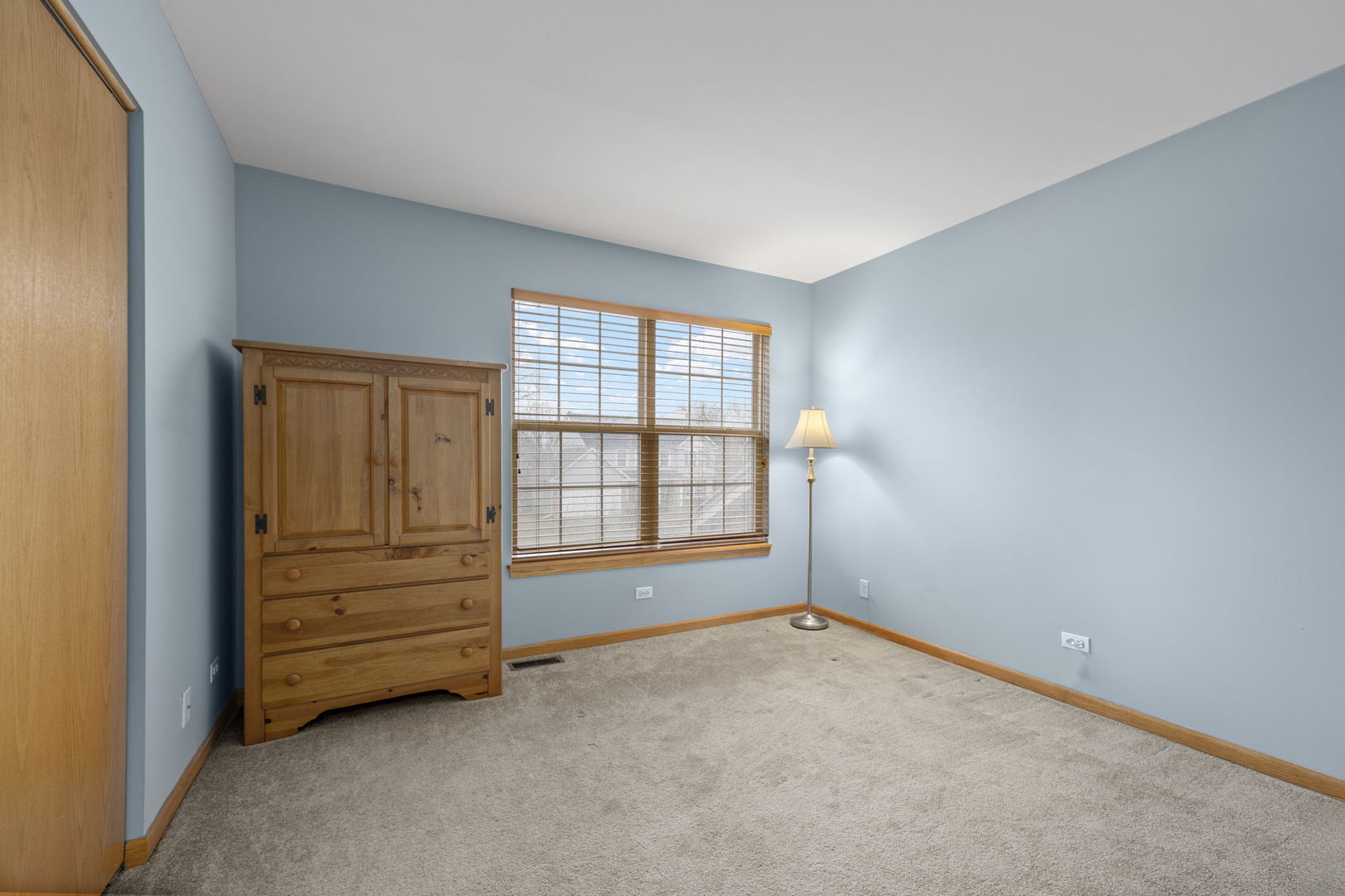 33 Forestview Lane Aurora, IL 60502 - Photo 21 of 27 an empty room with windows and closet