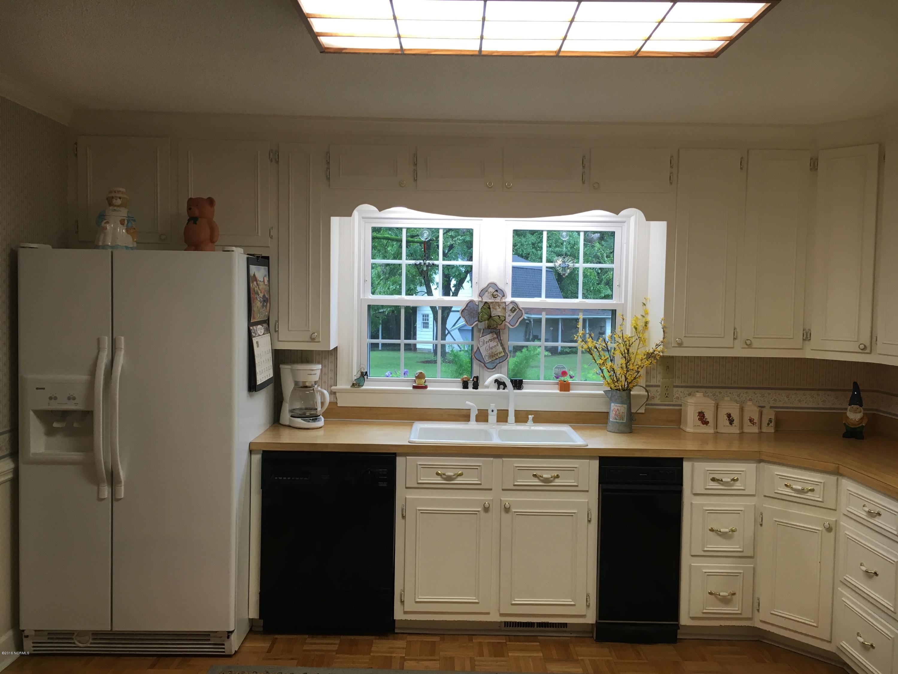 1314 Foster Road Grimesland, NC 27837 - Photo 11 of 36 11Kitchen2