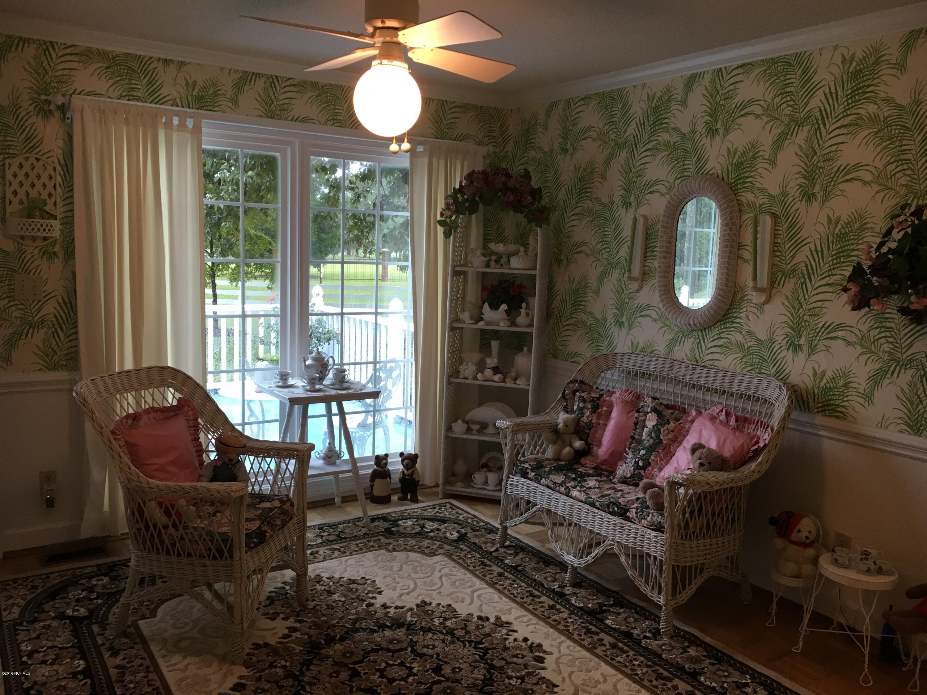 1314 Foster Road Grimesland, NC 27837 - Photo 16 of 36 16Sun Room2