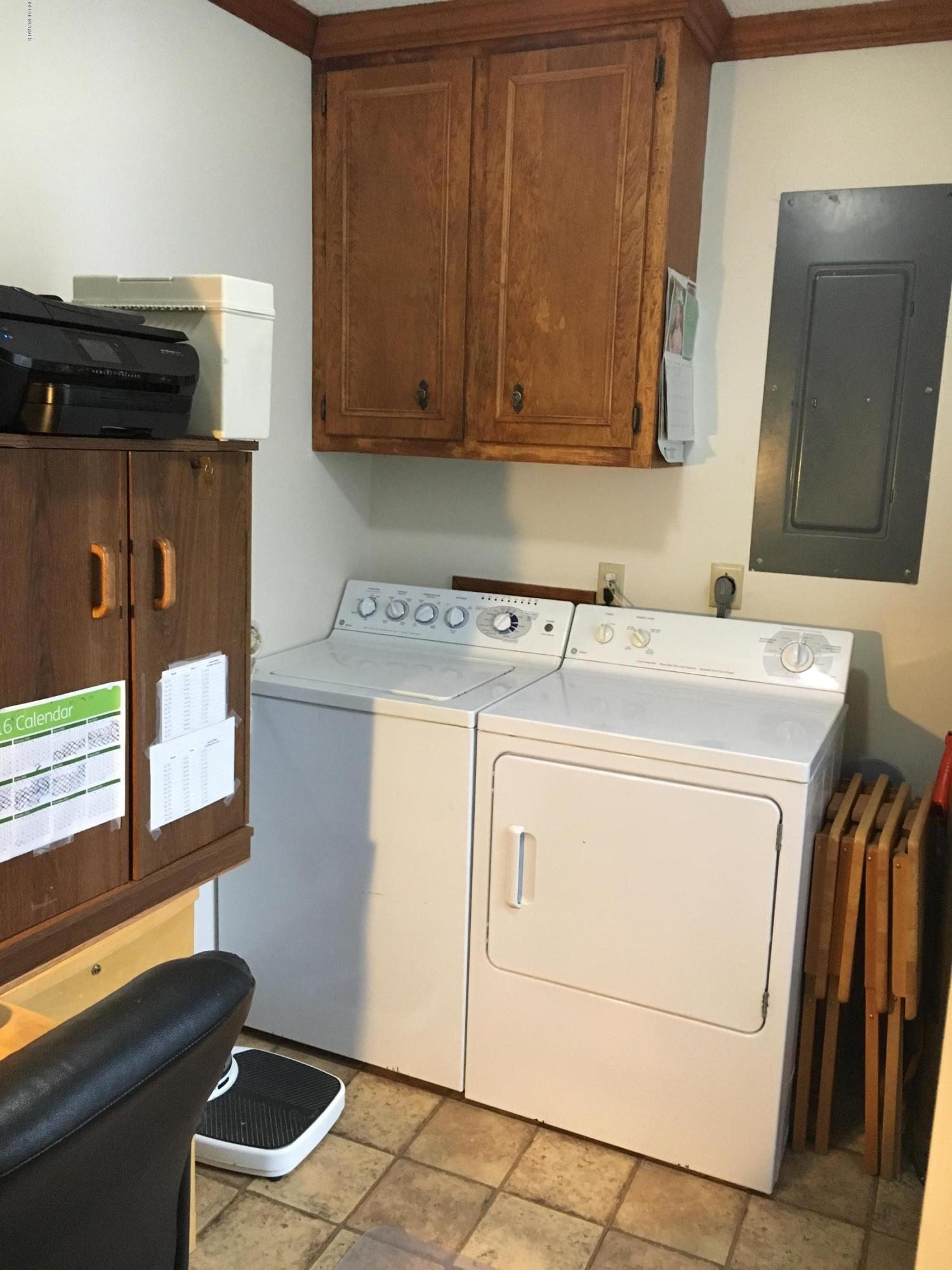 1314 Foster Road Grimesland, NC 27837 - Photo 20 of 36 19Laundry Room