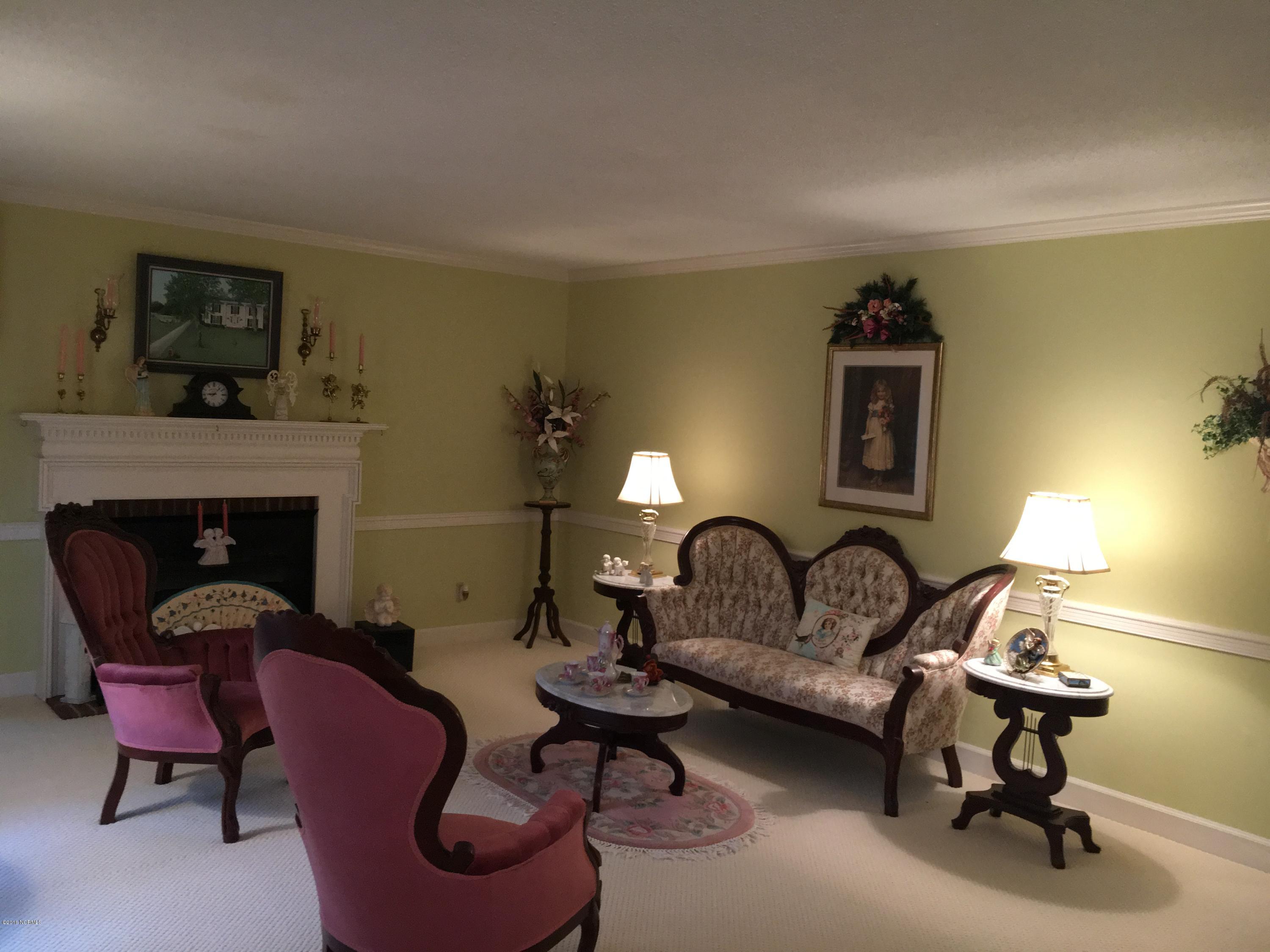 1314 Foster Road Grimesland, NC 27837 - Photo 3 of 36 3Living Room