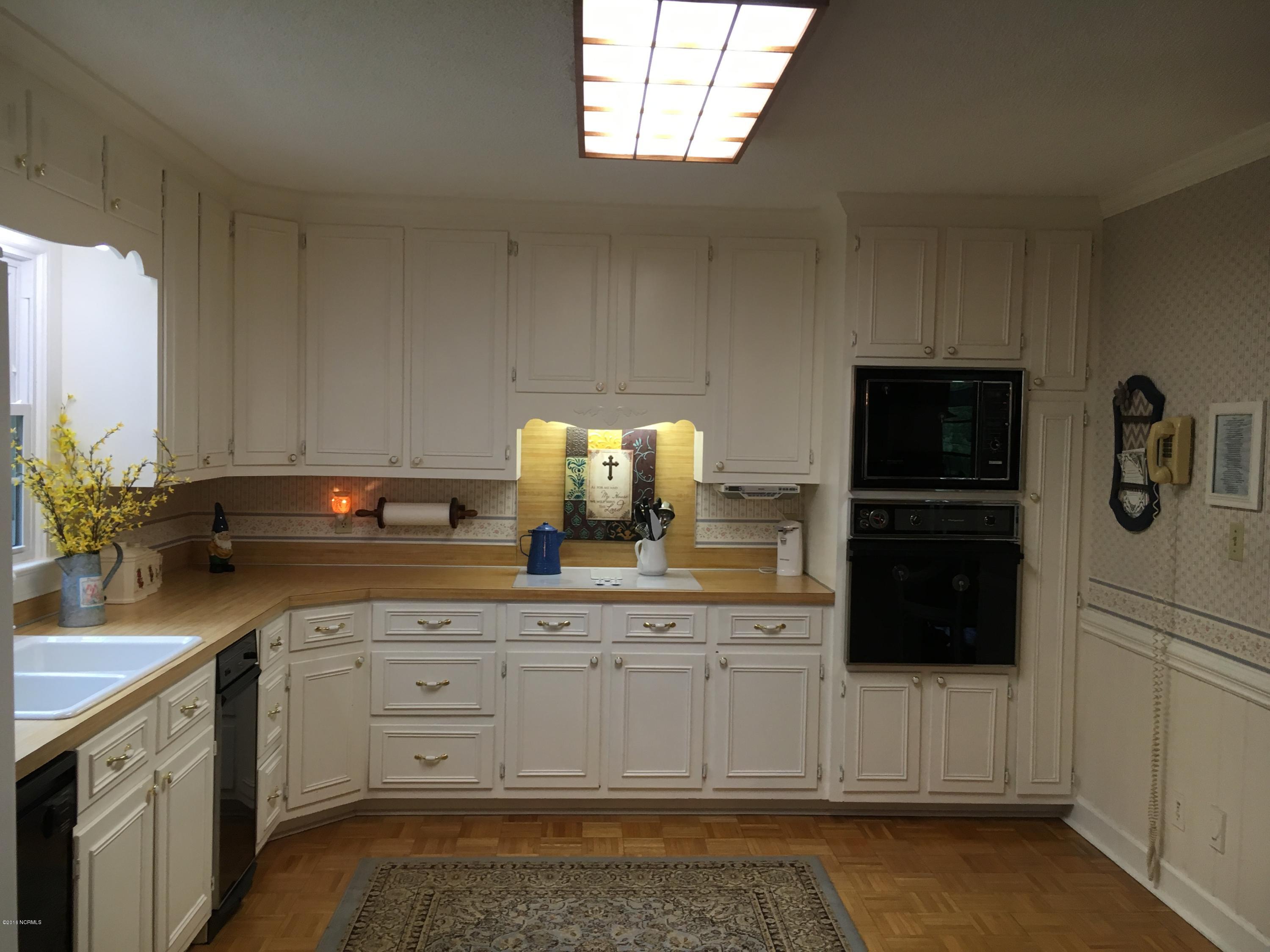 1314 Foster Road Grimesland, NC 27837 - Photo 10 of 36 10Kitchen