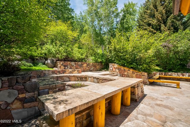 a view of empty room with window