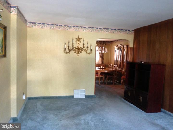 992 Grant Road Folcroft, PA 19032 - Photo 5 of 25 Living Room