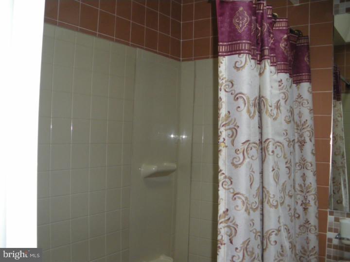 992 Grant Road Folcroft, PA 19032 - Photo 10 of 25 Bathroom