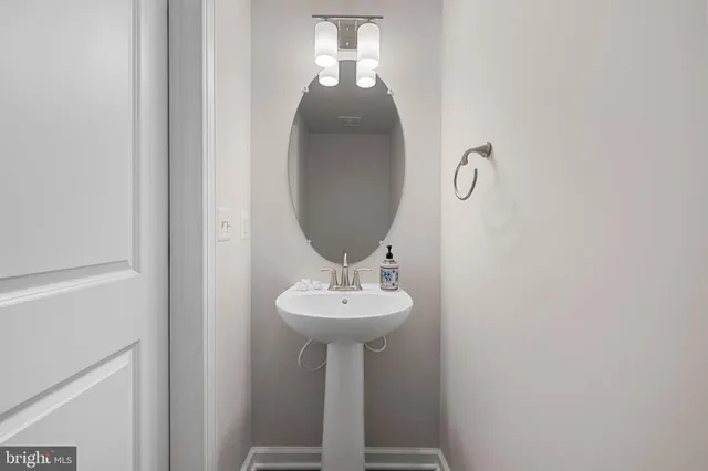 a close up view of a washer and dryer