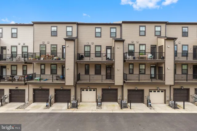 a building with view of multiple house