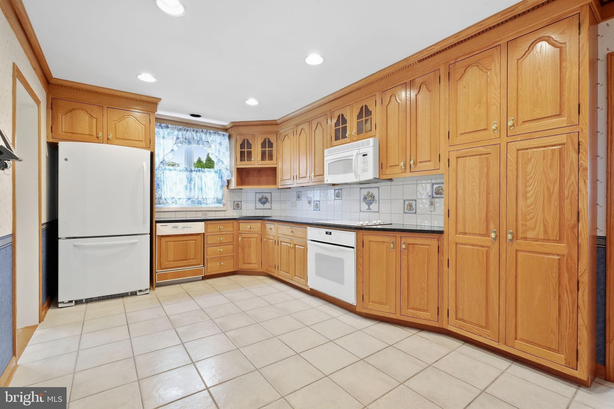 726 Ripley Place Philadelphia, PA 19111 - Photo 10 of 30 Kitchen