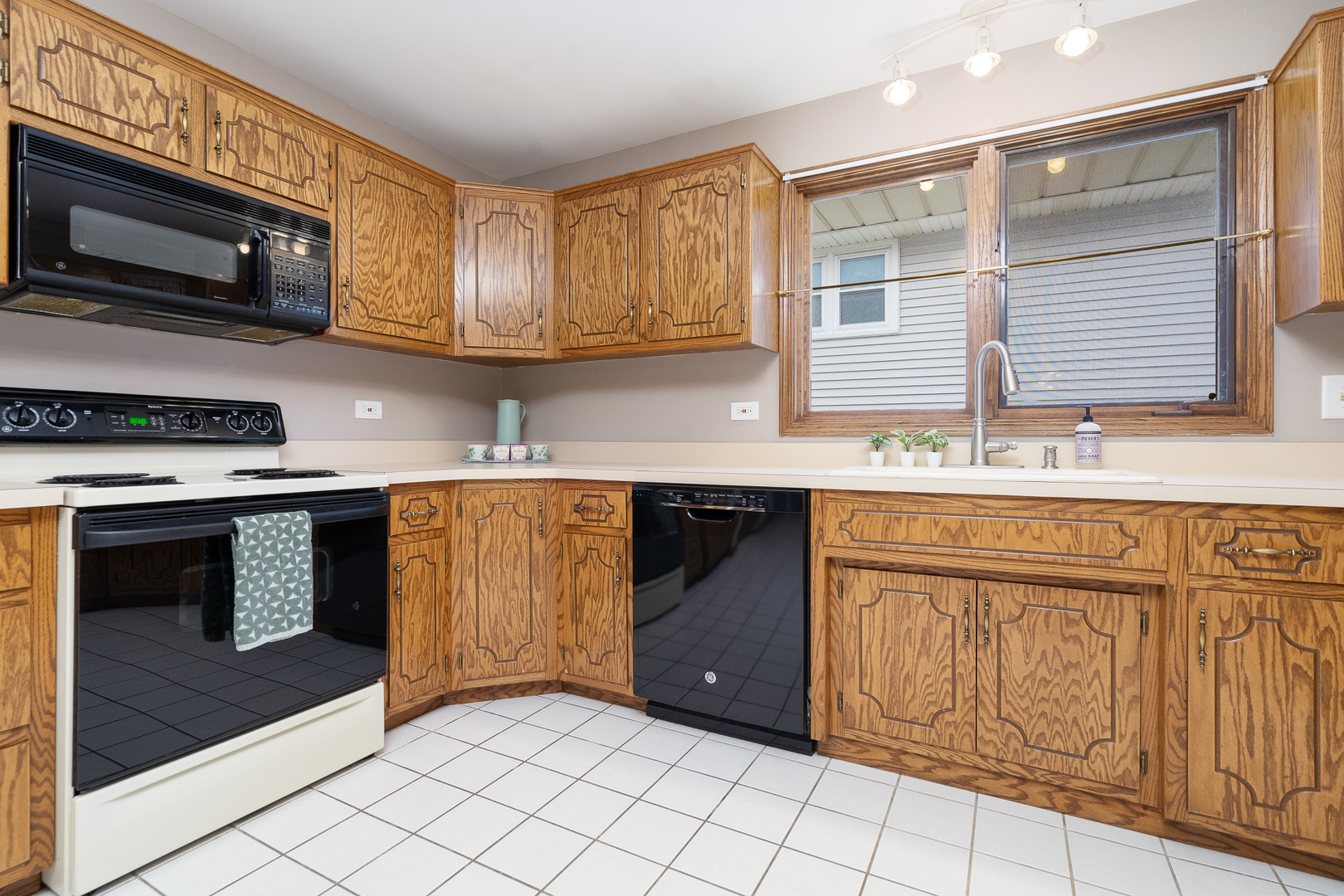633 Poplar Avenue Romeoville, IL 60446 - Photo 8 of 33 Gallery Image 8