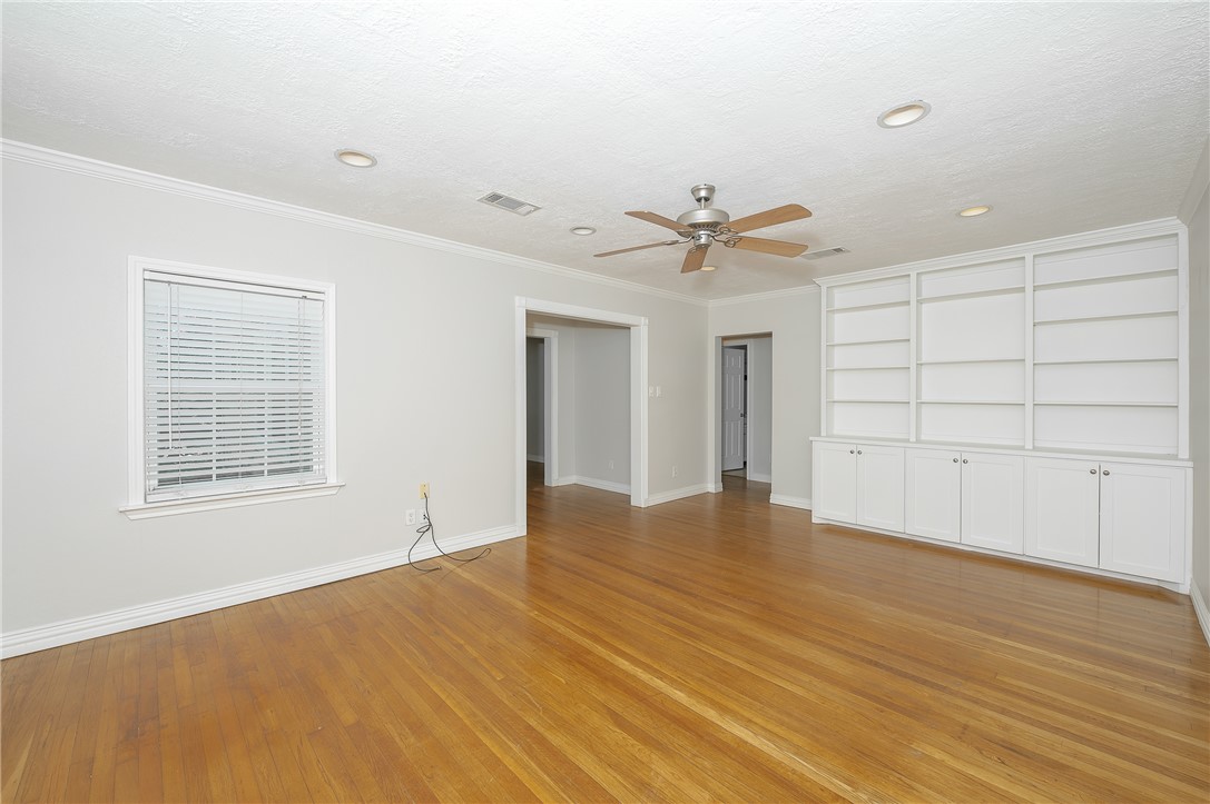 709 Inwood Drive Bryan, TX 77802 - Photo 5 of 23 Living Room