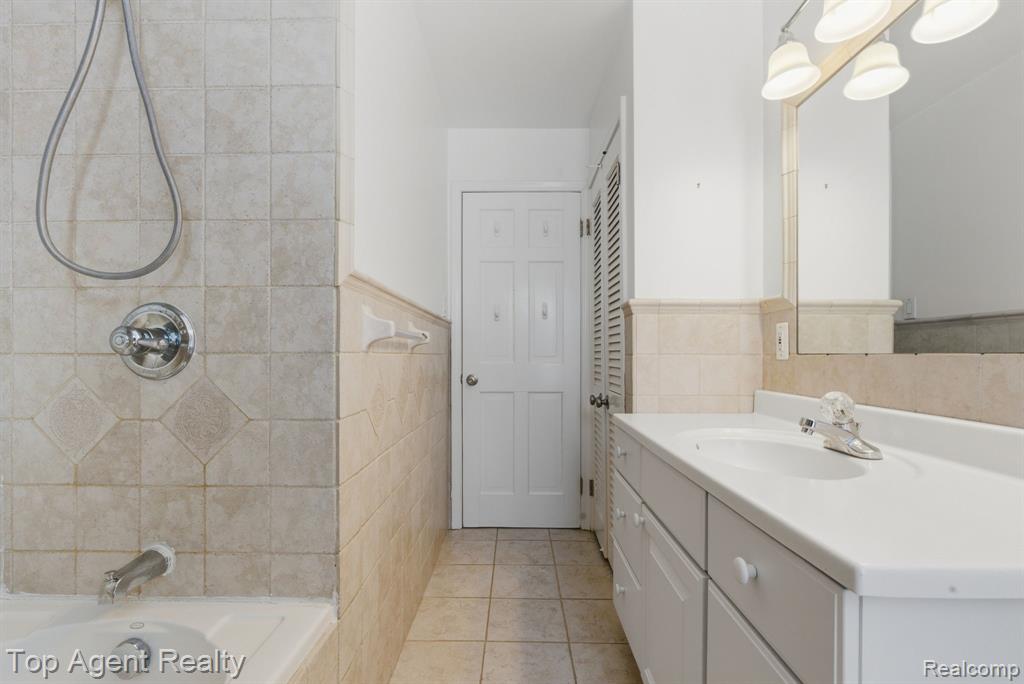 32306 Baintree Road Farmington Hills, MI 48334 - Photo 16 of 42