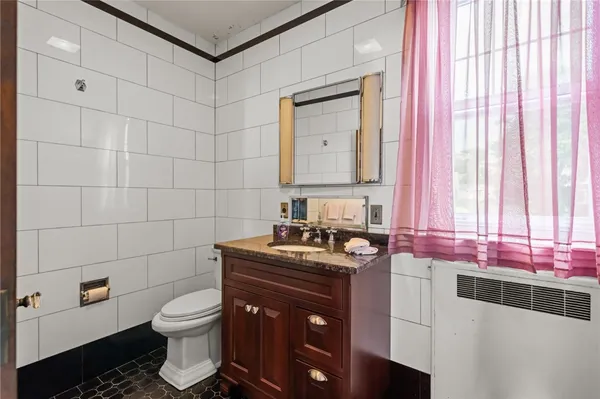 $1,299,000 | 1874 Main Road, Tiverton, RI 02878