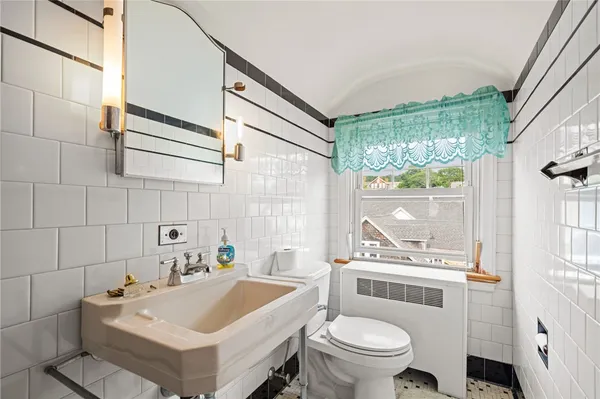 $1,299,000 | 1874 Main Road, Tiverton, RI 02878