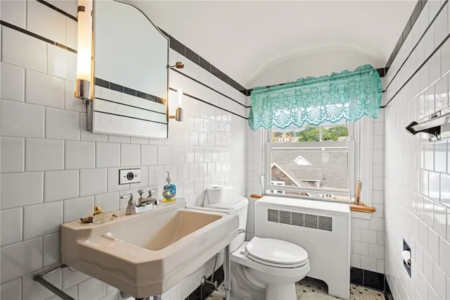 $1,299,000 | 1874 Main Road, Tiverton, RI 02878