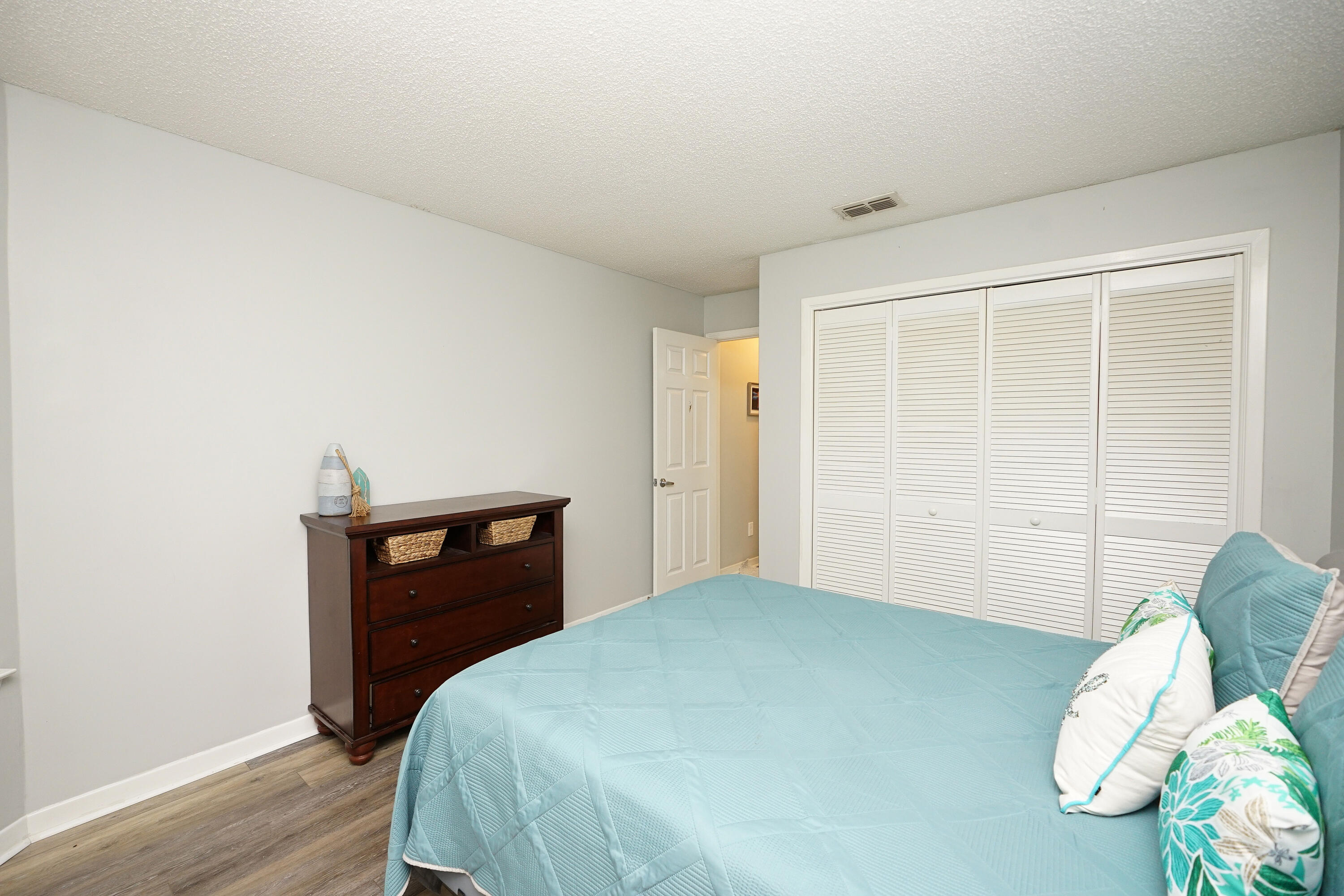 55 Bay Drive, Unit 2202 Niceville, FL 32578 - Photo 23 of 29 a bedroom with a bed and a window