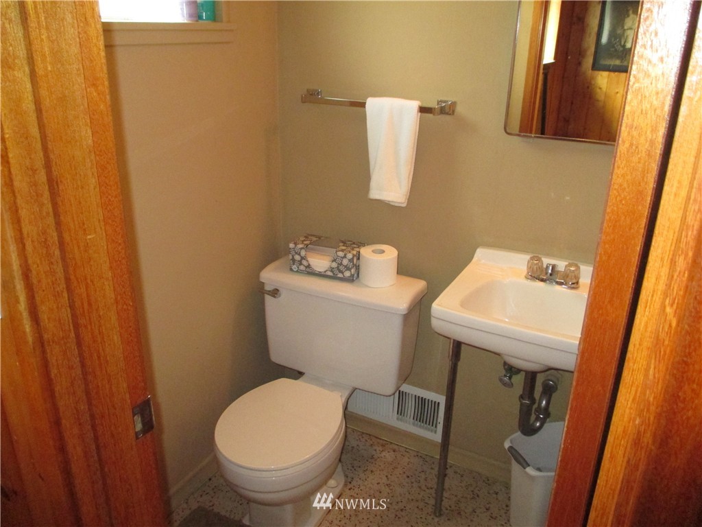 8616 196th Street Southwest Edmonds, WA 98026 - Photo 12 of 15 Gallery Image 12