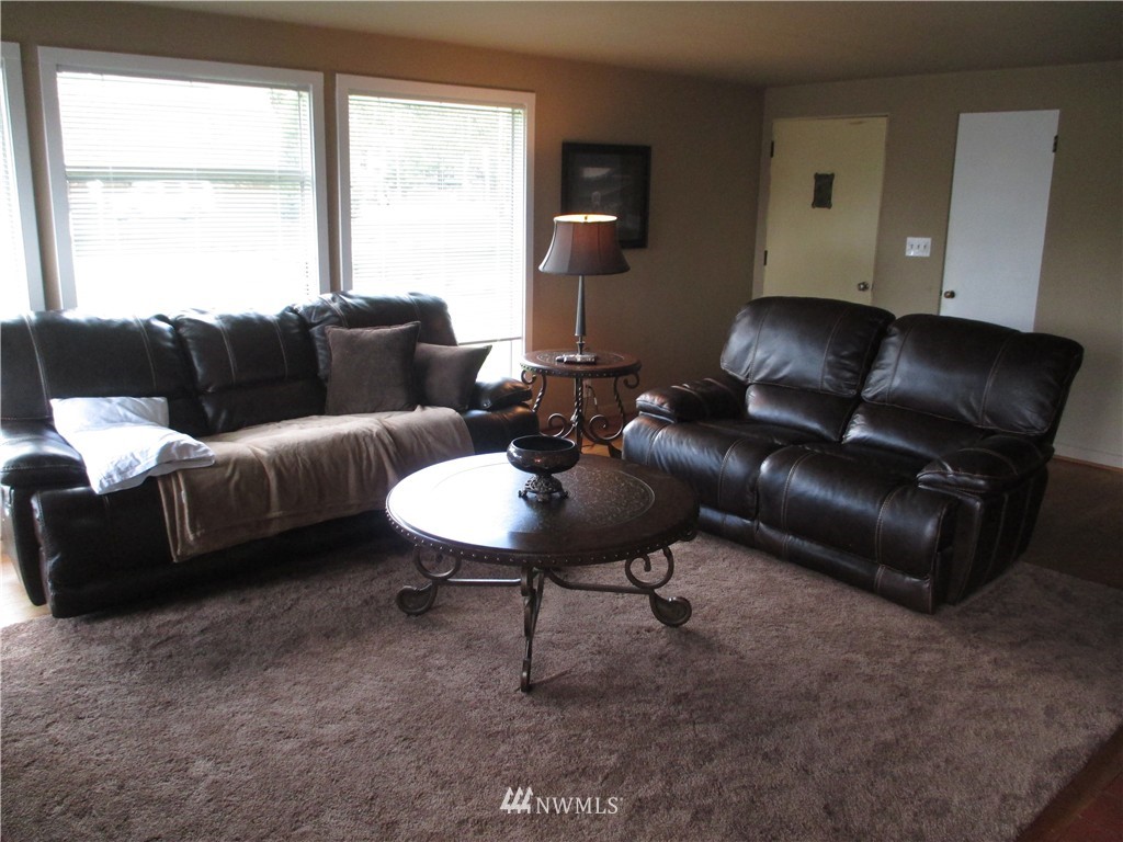 8616 196th Street Southwest Edmonds, WA 98026 - Photo 4 of 15 Gallery Image 4