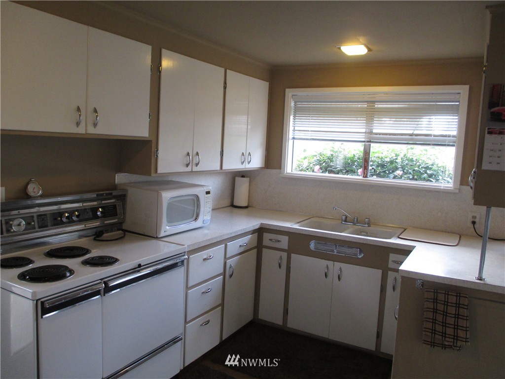 8616 196th Street Southwest Edmonds, WA 98026 - Photo 8 of 15 Gallery Image 8