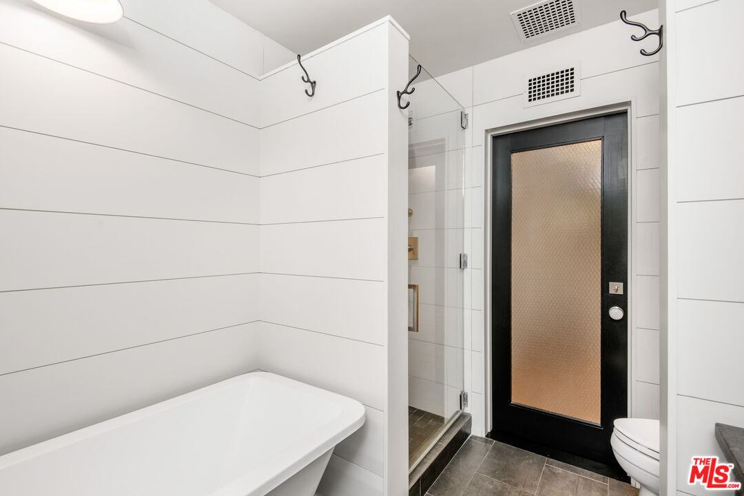 16849 Adlon Road Encino, CA 91436 - Photo 18 of 40 a bathroom with a bathtub