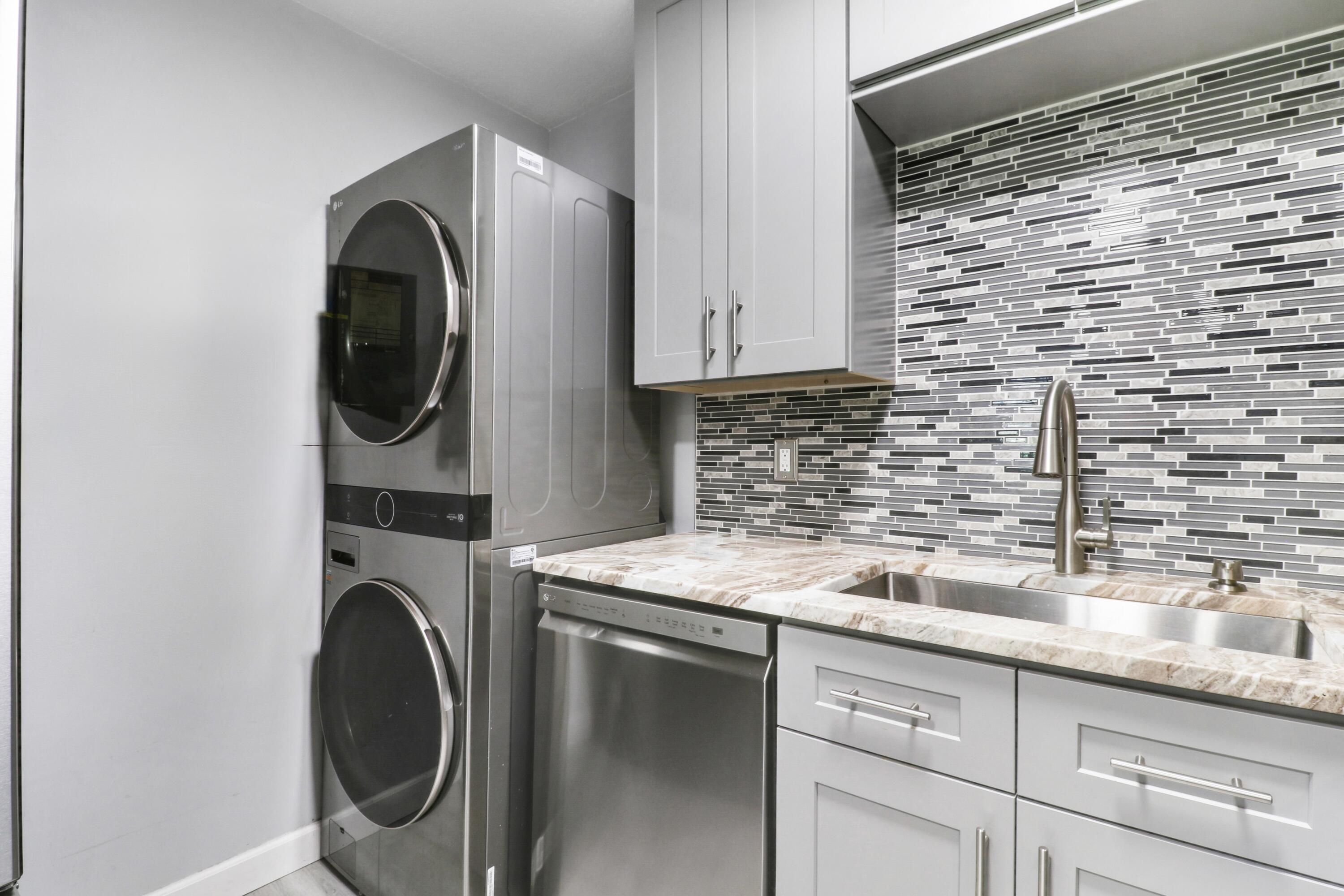 384 Golfview Road, Unit D North Palm Beach, FL 33408 - Photo 14 of 52 Washer/Dryer